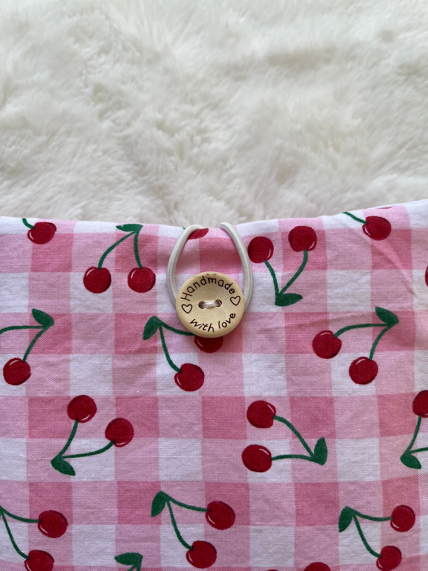 Pochette à livre de poche cerises