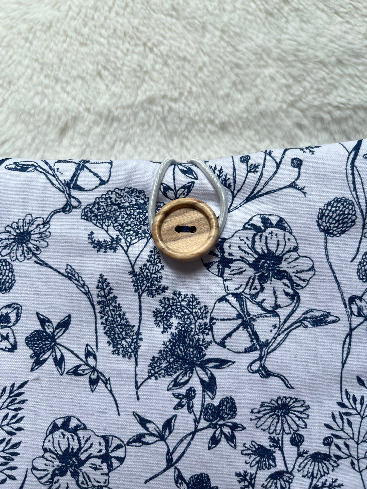 Pochette à livre de poche fleurs bleues