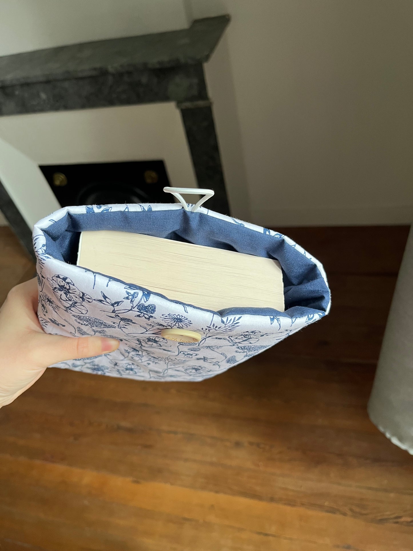 Pochette à livre broché fleurs bleues