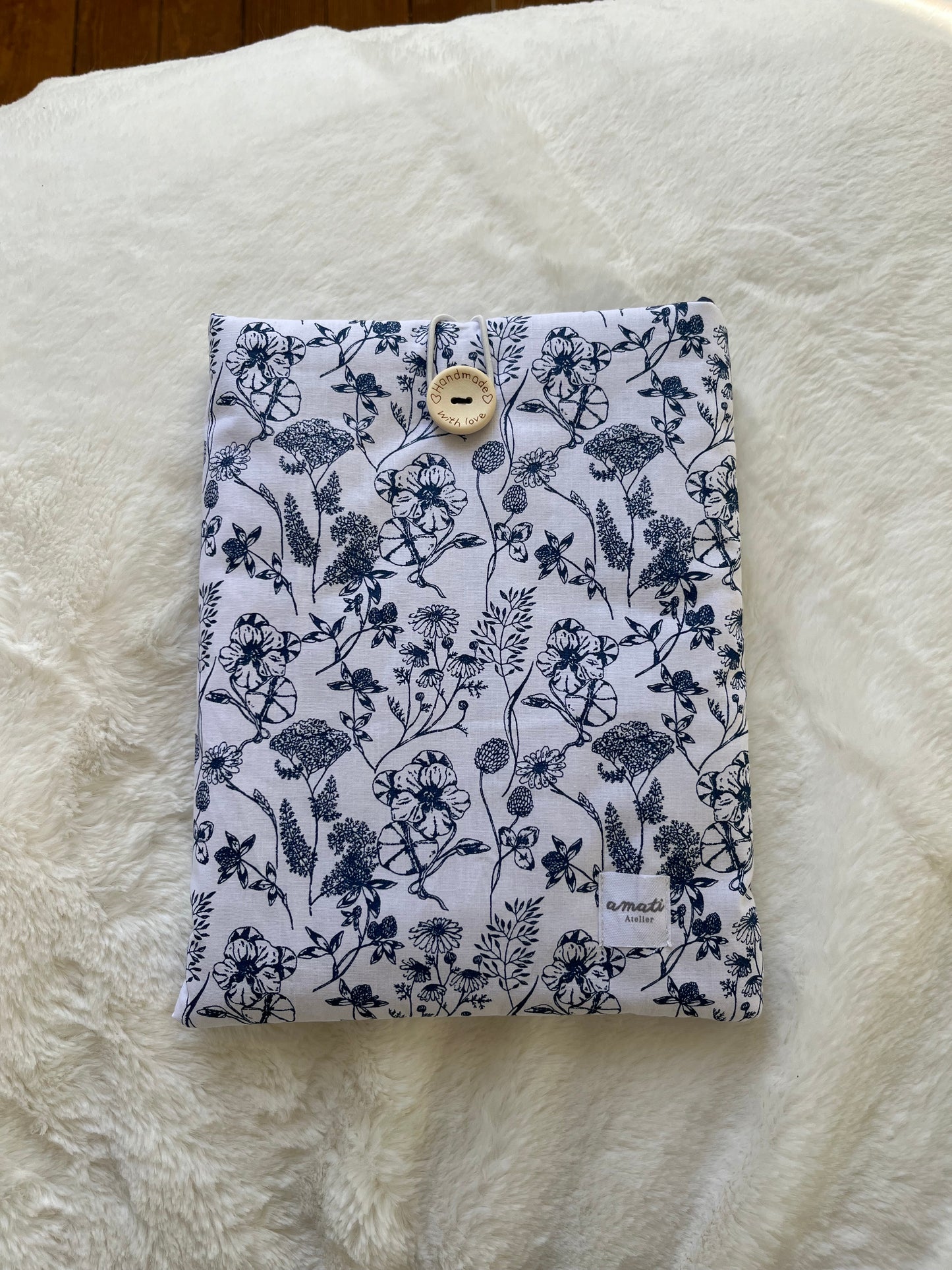 Pochette à livre broché fleurs bleues
