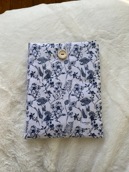 Pochette à livre broché fleurs bleues