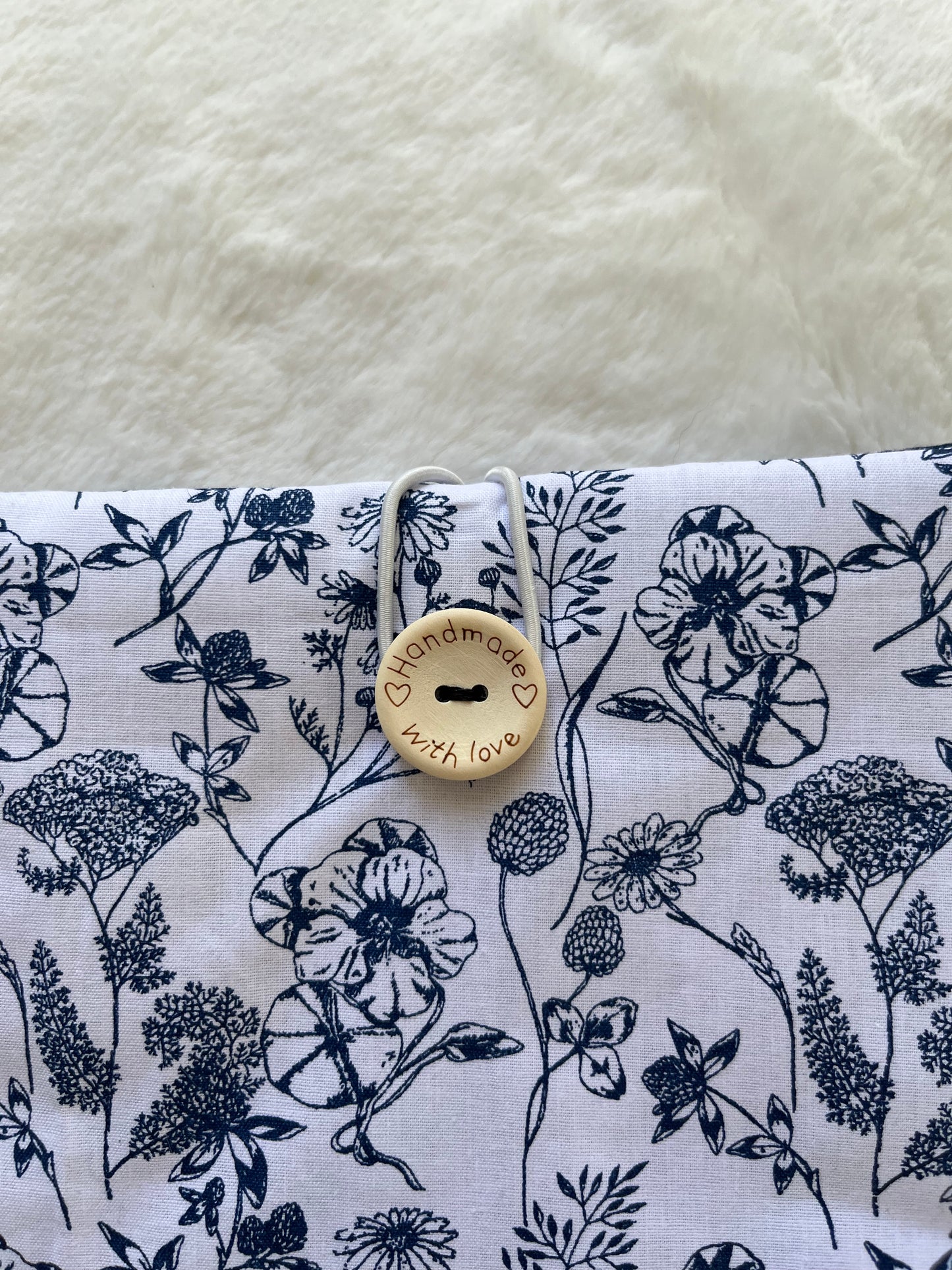 Pochette à livre broché fleurs bleues