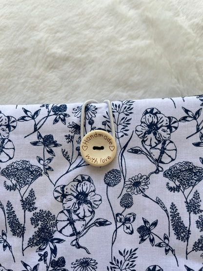 Pochette à livre broché fleurs bleues