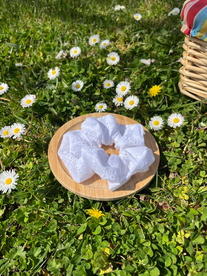 Chouchou broderie anglaise