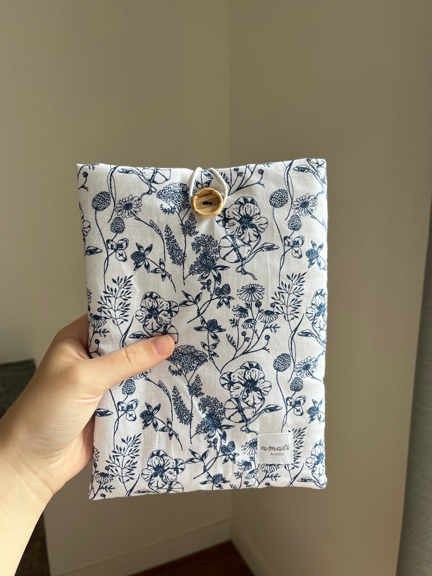 Pochette à livre de poche fleurs bleues