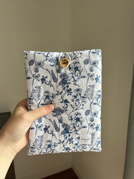 Pochette à livre de poche fleurs bleues