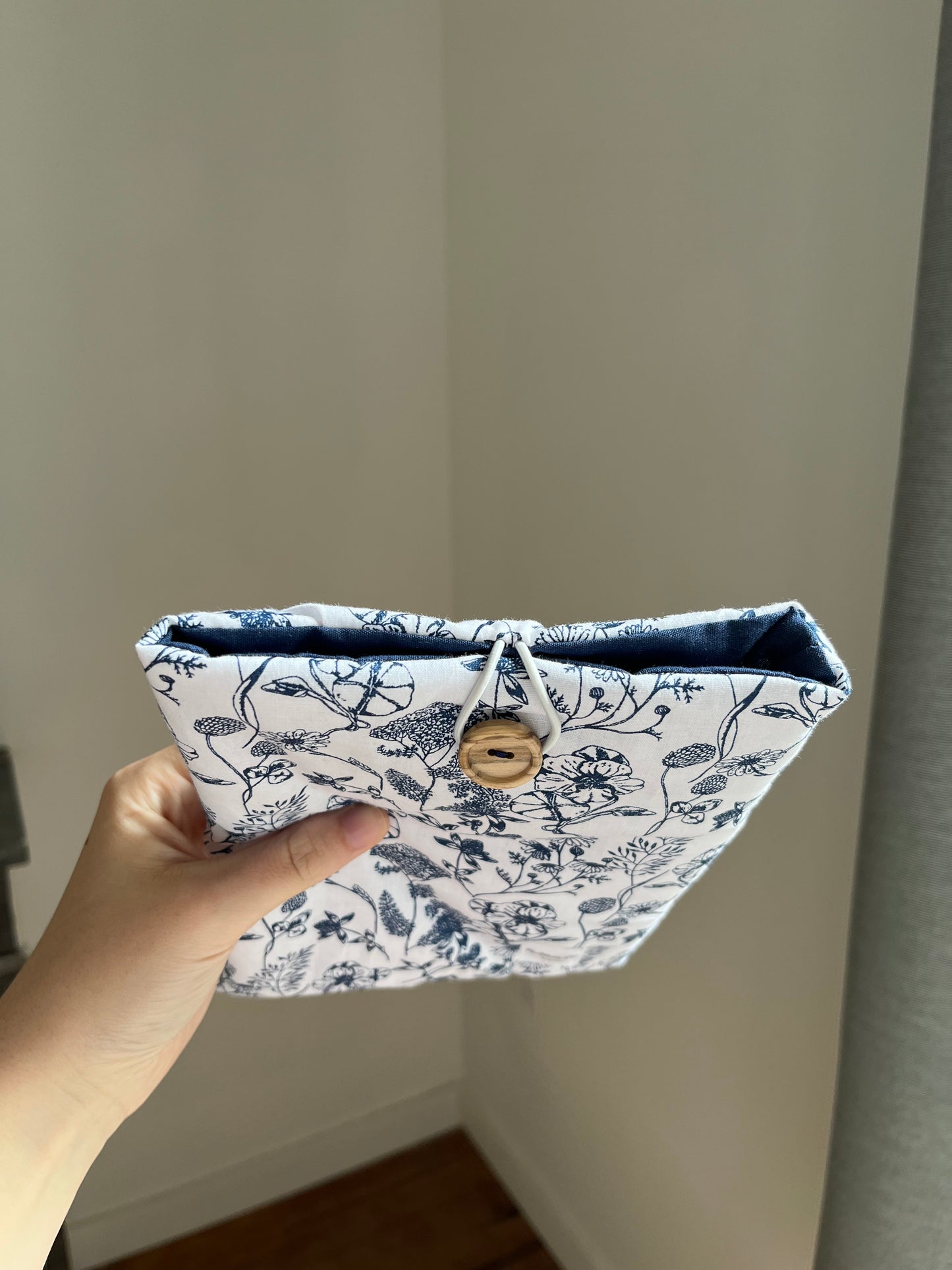 Pochette à livre de poche fleurs bleues