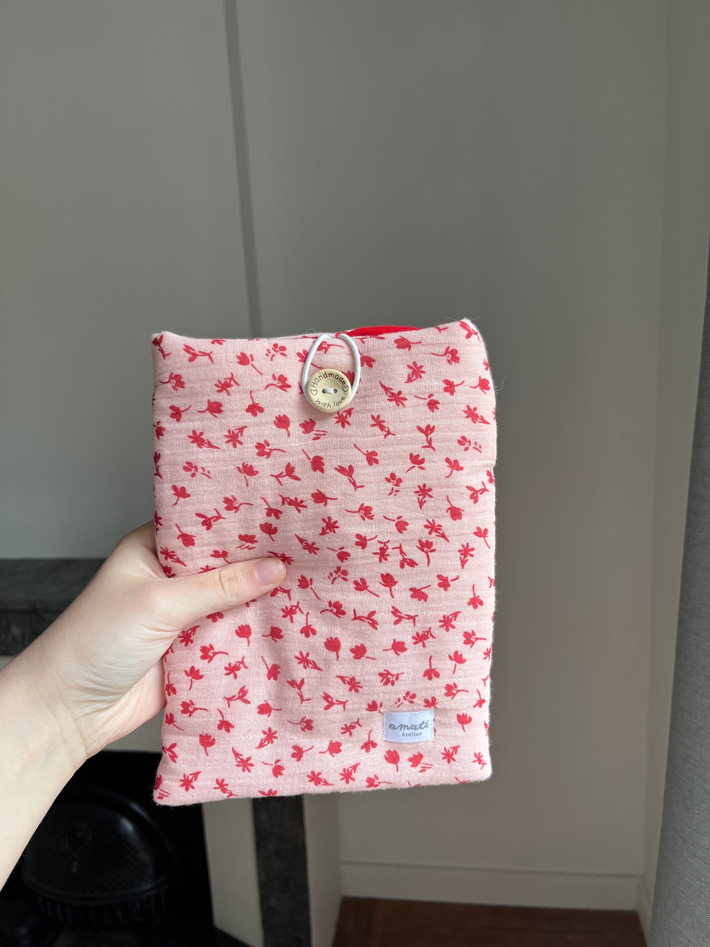 Pochette à livre de poche fleurs rouges