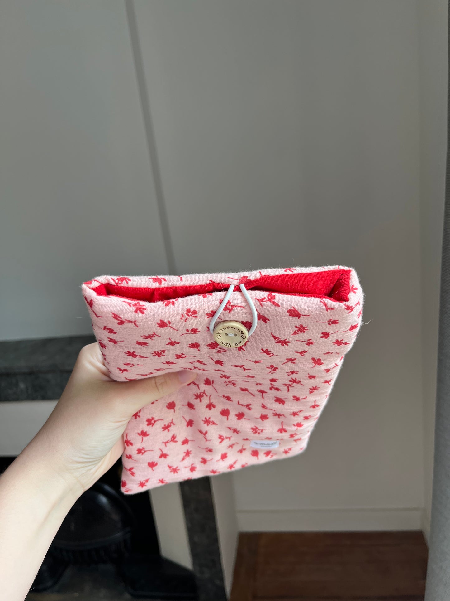 Pochette à livre de poche fleurs rouges